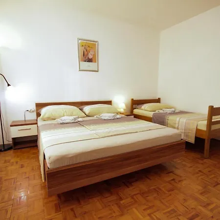 Dany Near The Sea With Three Bedrooms Apartment *