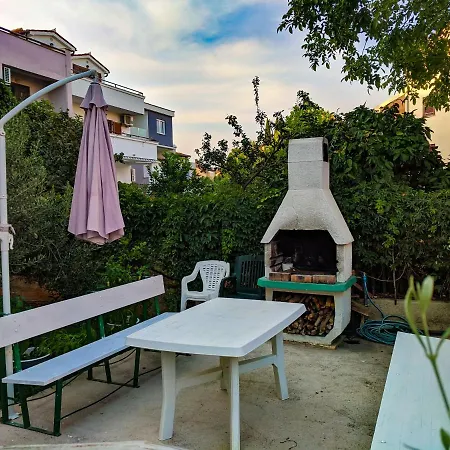 Apartment Dany Near The Sea With Three Bedrooms *