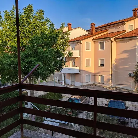 Dany Near The Sea With Three Bedrooms Apartment *