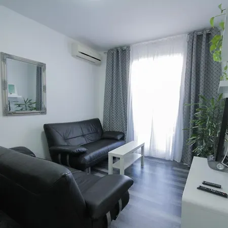Dany Near The Sea With Three Bedrooms Apartment *