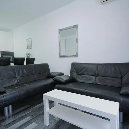 Dany Near The Sea With Three Bedrooms Apartment *