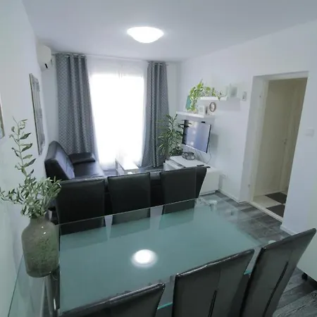 Apartment Dany Near The Sea With Three Bedrooms Pula